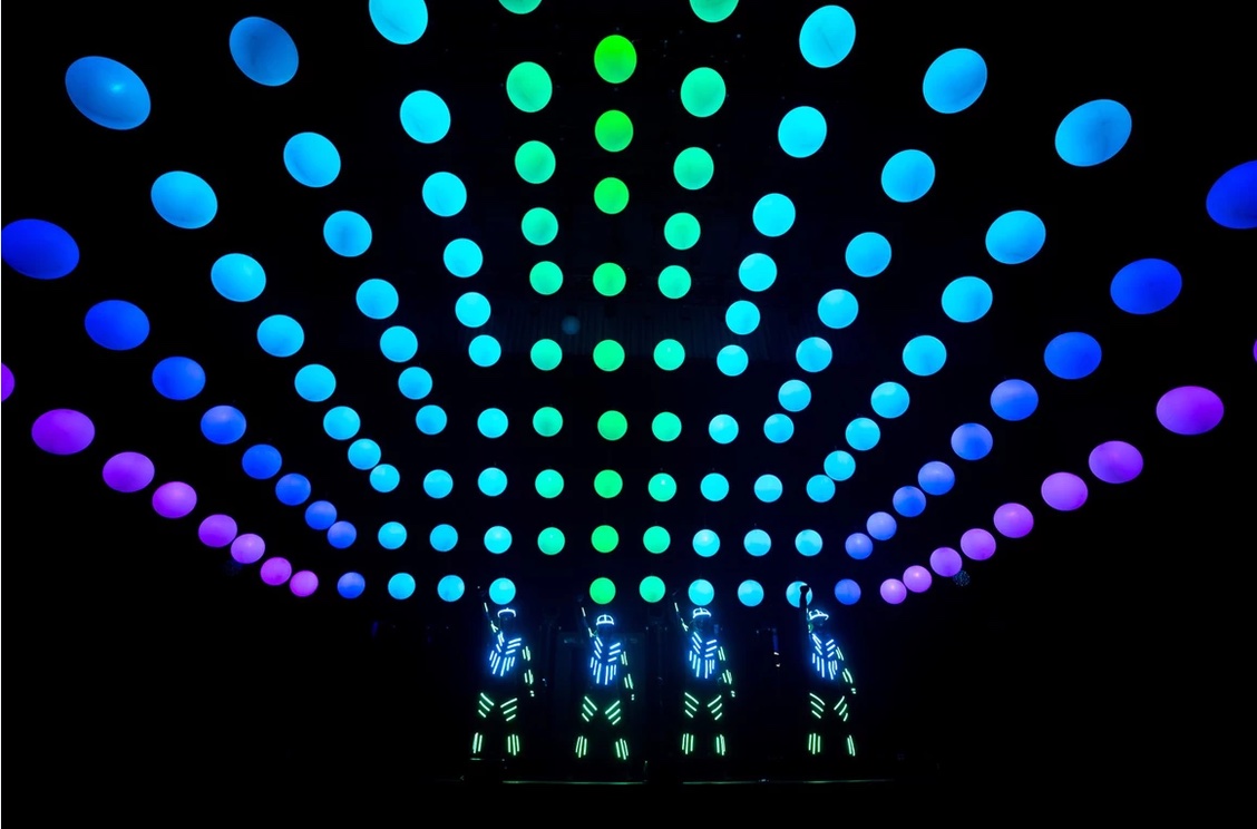 Mels staunt und lacht